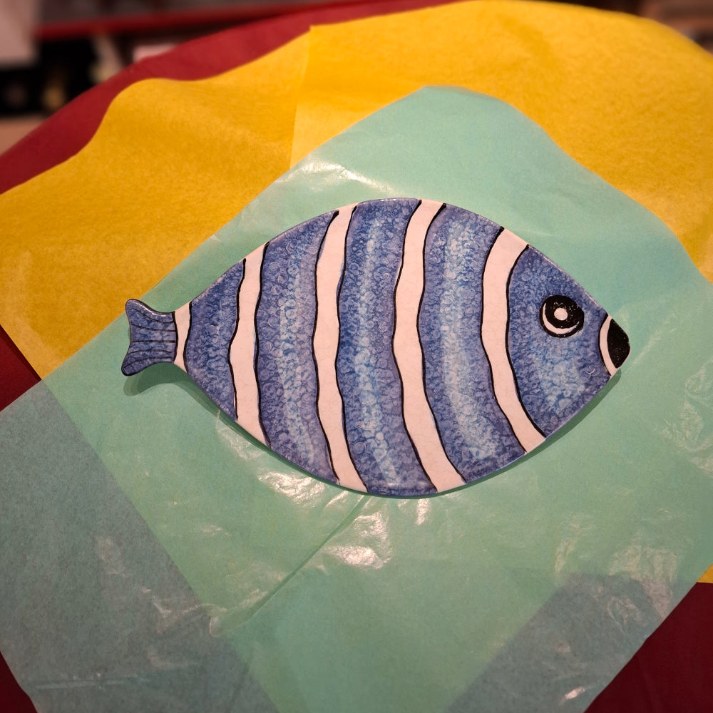 Keramik  Fischteller Motiv Fisch " NEMO" Farbe Blau/Weiß ( B. cm. ca 19,5 cm. L cm.ca. 33,5 ) - Handarbeit aus Italien