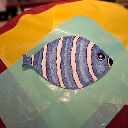 Keramik  Fischteller Motiv Fisch " NEMO" Farbe Blau/Weiß ( B. cm. ca 19,5 cm. L cm.ca. 33,5 ) - Handarbeit aus Italien