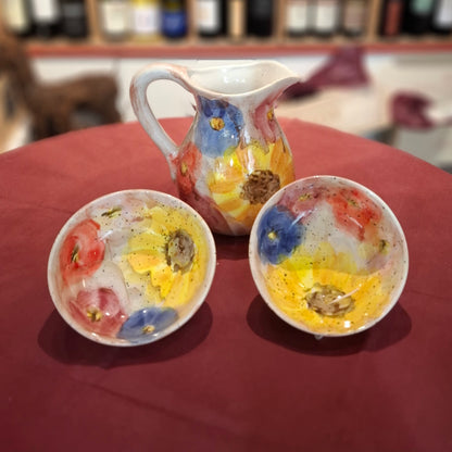 Keramik Karaffe ( 1 Stk. H. 18 cm.ca. 1.25 lt. ) + 2 Schalen ( B.14 cm. H. 5/6 cm. )  Design  Mix Flower - Handarbeit aus Italien