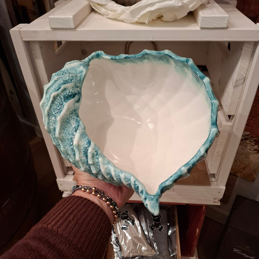 Keramikschale - "Conchiglia/Muschel verdemare"( L. ca. 26,5 cm. B ca 19 cm. H. 13,5 cm. ca. )Handarbeit aus Italien