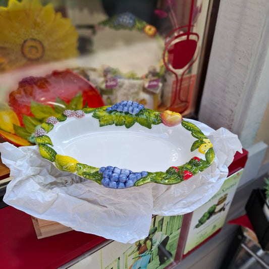 Keramikschale für Obst/Früchte ( Oval 37 cm. ca.  x 27,5 cm. ca.  H 7  cm. ca. ) Weiß mit Relievdeko ( Zitrone, Äpfel, Traube, Brombere, Erdbere)