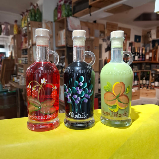 Liköre aus dem Trentino Destillerie Marzadro, 3er Set- in Handarbeit Dekorierte Flaschen - Pistazienkremenlikör,Heeidelbeer & Walderdbeerlikör